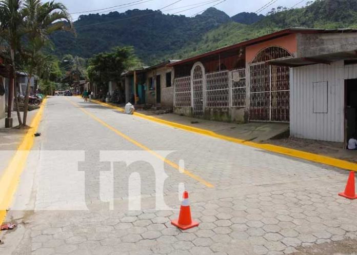 Inauguran calles adoquinadas en barrio de Jinotega