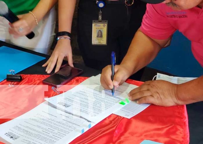 Reunión con cooperativas para firma de contratos de nuevos buses en Managua