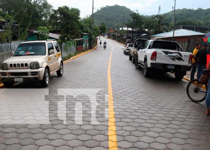Inauguran calle adoquinada en Rosita