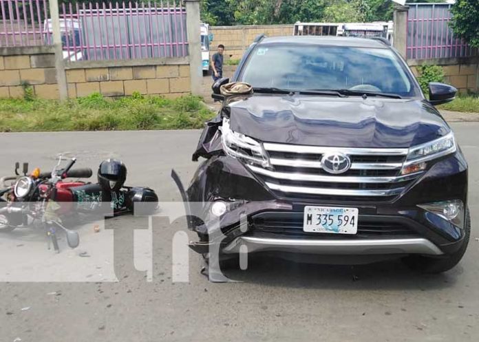 Camino al trabajo motociclista se accidenta en Managua