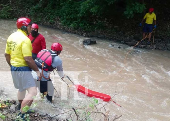 canoas-1 Capacitan a bomberos para rescate en aguas rápidas en Las Canoas–Tipitapa