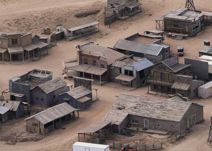 casa Armera de película Rust donde murió una mujer no sabe de donde salieron las balas reales