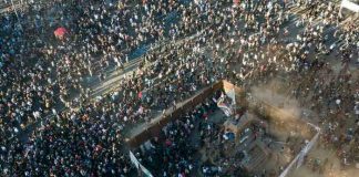 Masiva marcha por los dos años del estallido social dejó dos muertos en Chile