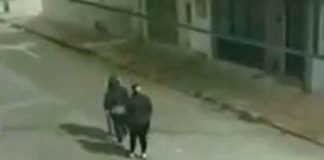 ¿Ritual satanico? Personas que caminan hacia atrás causan temor en Bogotá