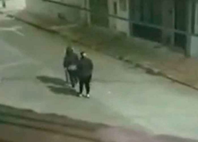 colombia4 ¿Ritual satanico? Personas que caminan hacia atrás causan temor en Bogotá