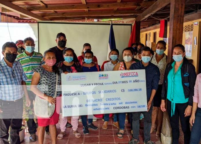 Entrega de créditos a grupos familiares productores en Madriz