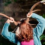 Mujer le crece un extraño cuerno en la cabeza, ¡cuidado con la queratina!