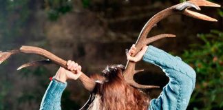 Mujer le crece un extraño cuerno en la cabeza, ¡cuidado con la queratina!