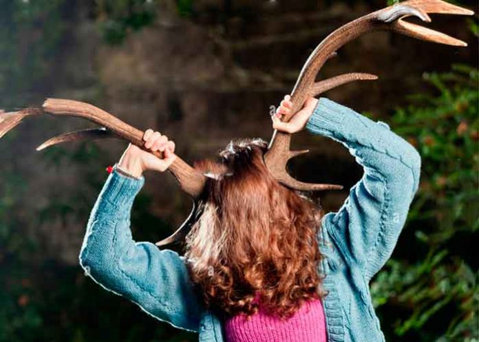 cuernos- Mujer le crece un extraño cuerno en la cabeza, ¡cuidado con la queratina!