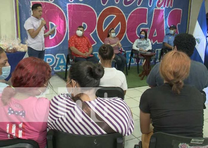 Ceremonia sobre reconocimientos a jóvenes por prevenir la drogadicción