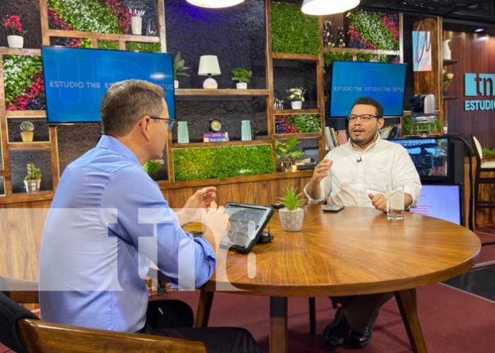 Frank Matus, economista, destacando proyección de crecimiento económico en Nicaragua
