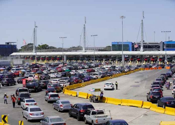 Estados Unidos reabrirá las fronteras terrestres con México y Canadá