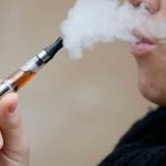 ¿Cigarrillos electrónicos como receta médica? En Inglaterra lo consideran Persona fumando un cigarrillo electrónico