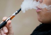 ¿Cigarrillos electrónicos como receta médica? En Inglaterra lo consideran Persona fumando un cigarrillo electrónico