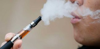 Persona fumando un cigarrillo electrónico