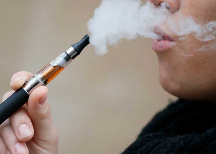 Persona fumando un cigarrillo electrónico