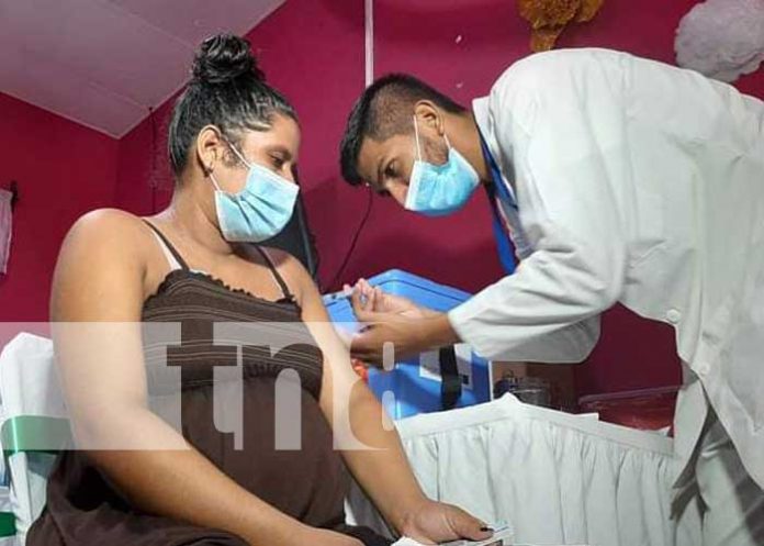 Aplican vacuna contra el COVID-19 a embarazadas en Río San Juan