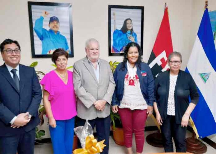 encuentro- Embajador de Perú sostiene encuentro con MEFCCA y coordinadora del programa Usura Cero