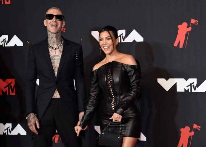 entrete1 ¡Romántica propuesta!: Kourtney Kardashian se comprometió con Travis Barker