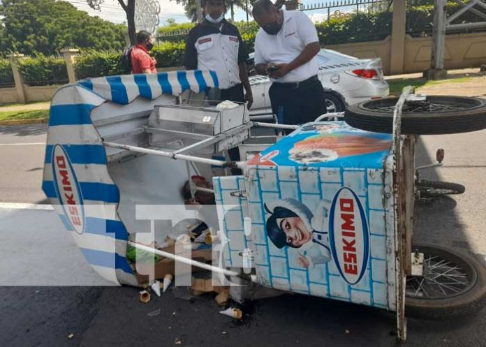 Se poncha triciclo de eskimos y vendedor sufre lesiones en Managua