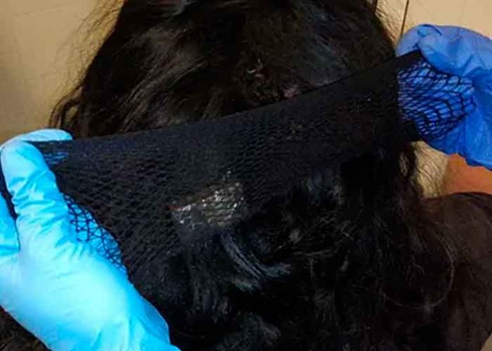 ¡Por los pelos! Detienen a mujer por transportar cocaína bajo una peluca