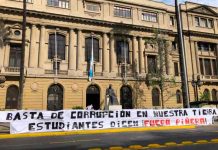 Chile: Estudiantes se movilizan para exigir renuncia de Sebastian Piñera Chile: Estudiantes se movilizan para exigir renuncia de Sebastian Piñera