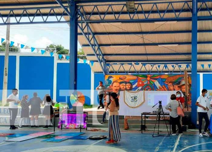 Estudiantes y docentes participan en feria tecnológica de proyectos pedagógicos