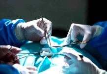 Extraen más de 1 kilo de clavos y tornillos en el estómago de un hombre
