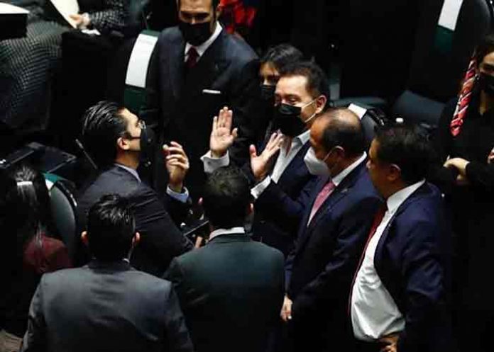 México: Entre gritos diputados aprueban la miscelánea fiscal para 2022