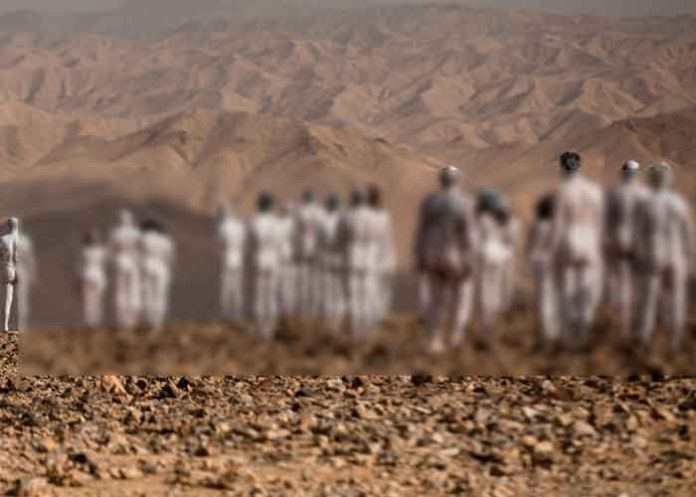 foto5 300 personas posan desnudas y pintadas de blanco para salvar el mar Muerto