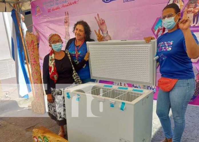 Protagonistas de procesamiento de lácteos reciben freezer en Carazo