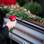 Tiktoker publica fotos posando en el funeral de su papá y le llueven críticas Tiktoker publica fotos posando en el funeral de su papá y le llueven críticas