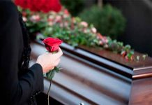 Tiktoker publica fotos posando en el funeral de su papá y le llueven críticas Tiktoker publica fotos posando en el funeral de su papá y le llueven críticas