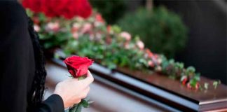 Tiktoker publica fotos posando en el funeral de su papá y le llueven críticas