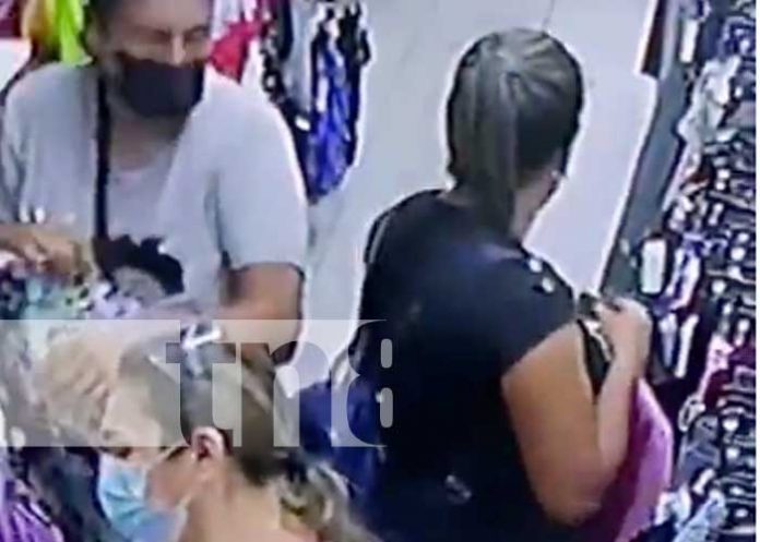 Grupo de gancheras robando en una tienda del país