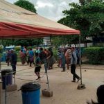 Pobladores agreden a enfermeros y destruyen vacunas contra Covid en Guatemala