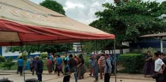 Pobladores agreden a enfermeros y destruyen vacunas contra Covid en Guatemala