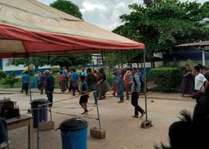 Pobladores agreden a enfermeros y destruyen vacunas contra Covid en Guatemala