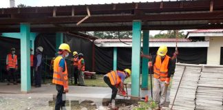 Trabajadores construyendo una nueva área en el hospital de Estelí