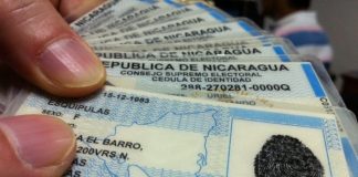 Mano con cédulas de identidad de Nicaragua