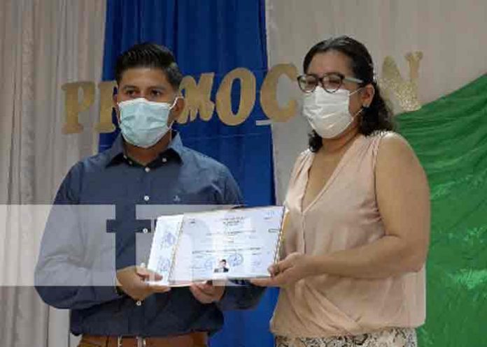 Jóvenes finalizan carrera de electricidad industrial que imparte INATEC