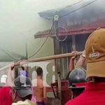 Fuerte incendio se desata en el barrio El Triunfo, Bonanza Fuerte incendio en un barrio de Bonanza, Caribe Norte