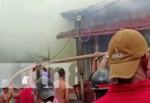 Fuerte incendio se desata en el barrio El Triunfo, Bonanza Fuerte incendio en un barrio de Bonanza, Caribe Norte