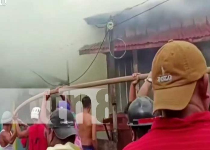 Fuerte incendio en un barrio de Bonanza, Caribe Norte