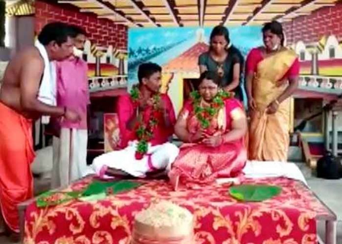 Novios llegan a su boda flotando en olla en medio de inundación