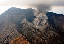 Uno de los volcanes más activos del mundo entra en erupción en Japón