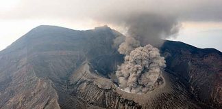 Uno de los volcanes más activos del mundo entra en erupción en Japón