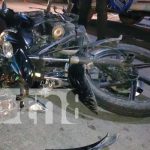 2 motociclistas lesionados al impactar contra un vehículo en Juigalpa 2 motociclistas lesionados