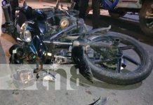 2 motociclistas lesionados al impactar contra un vehículo en Juigalpa 2 motociclistas lesionados