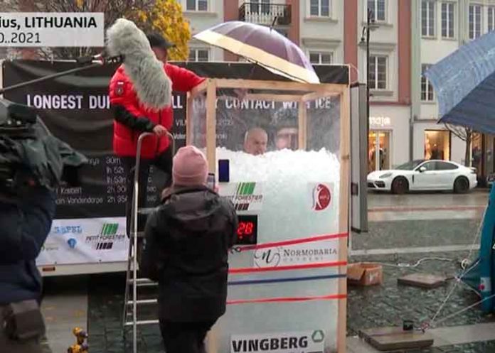 ¡La locura! Pasa horas sumergido en hielo para romper récord Guinness